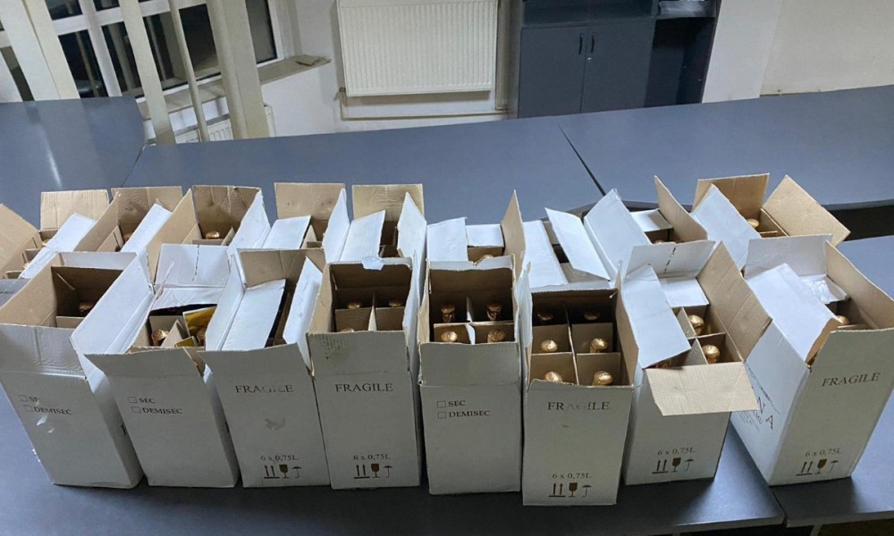 FOTO // Un moldovean este cercetat în România pentru contrabandă cu vin spumant. Avea la el 108 sticle